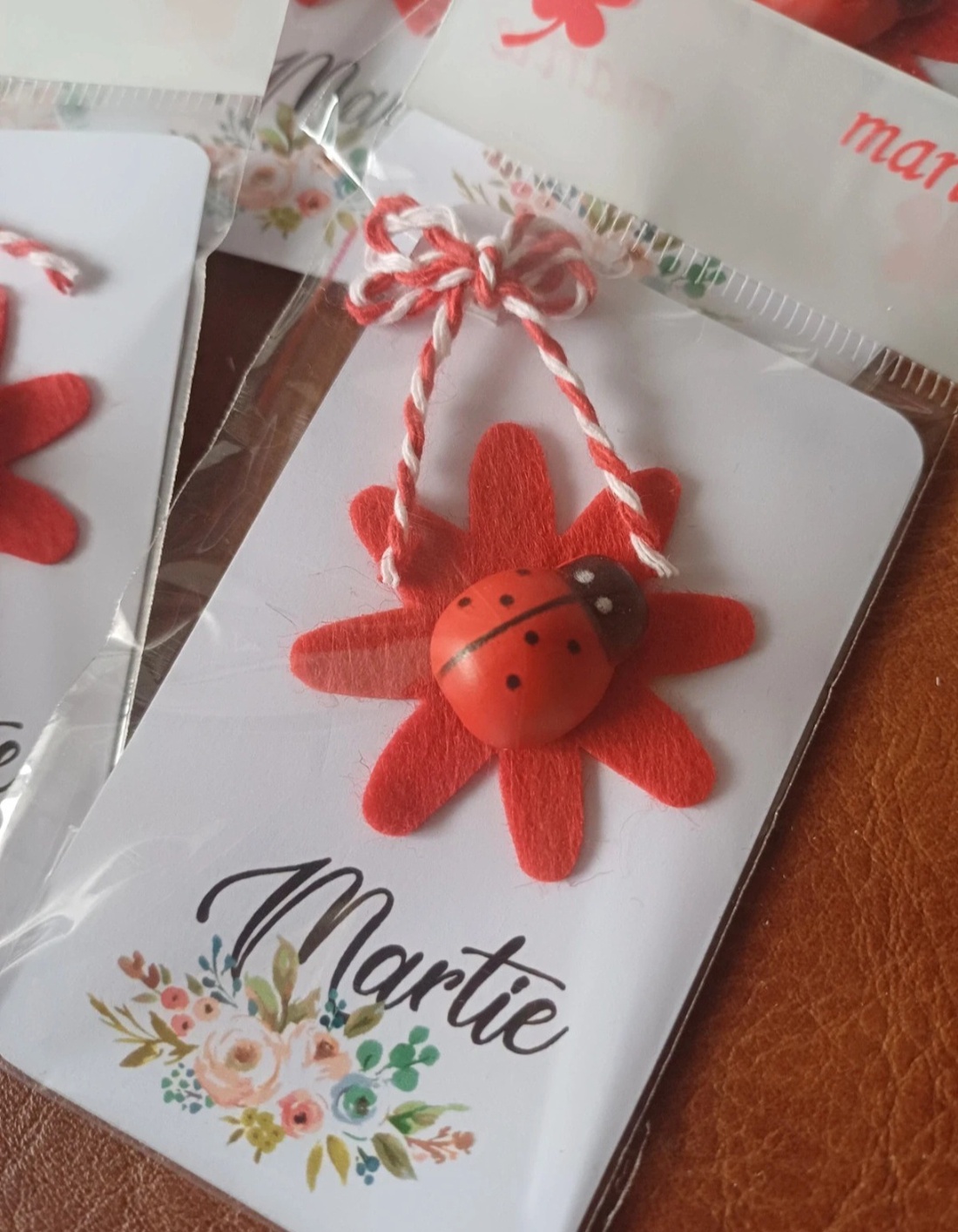 Martisoare buburuza handmade  - bijuterii - mărțișor - Artynos.ro