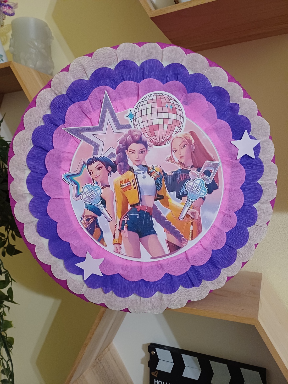 Piñata pinata piniata K-Pop Demon Hunters - jucării și echipamente pentru copii - jocuri de rol - Artynos.ro