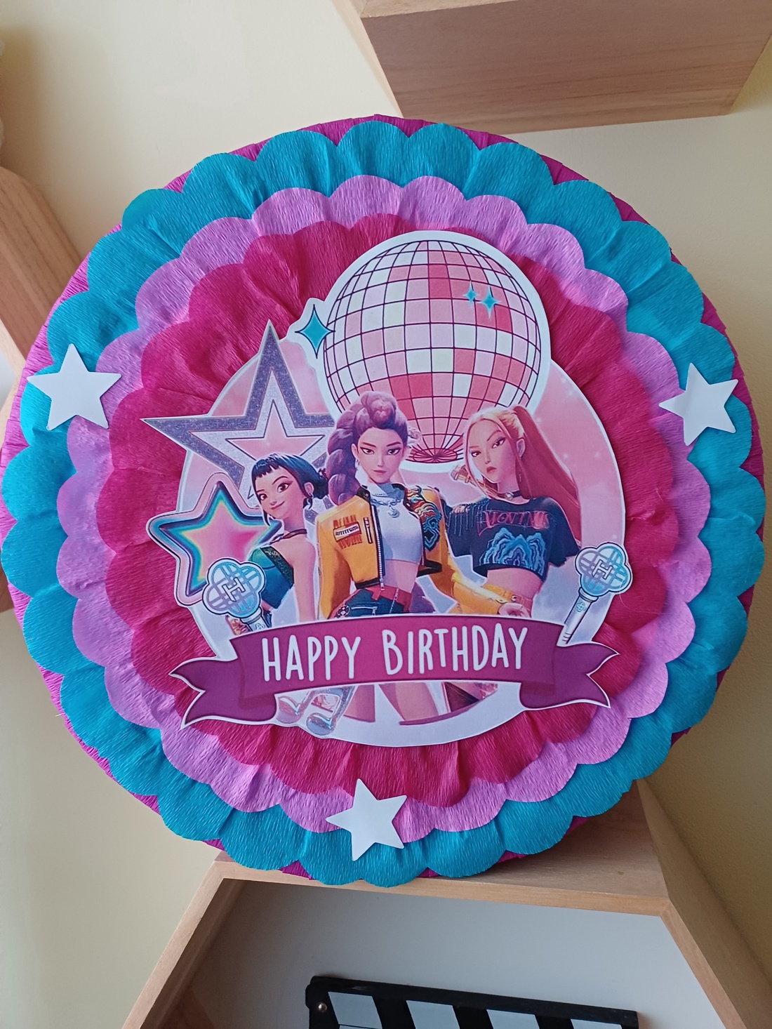 Piñata pinata piniata K-Pop Demon Hunters - jucării și echipamente pentru copii - jocuri de rol - Artynos.ro