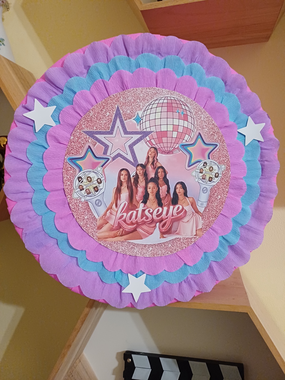 Piñata pinata piniata Katseye - jucării și echipamente pentru copii - jocuri de mișcare - Artynos.ro