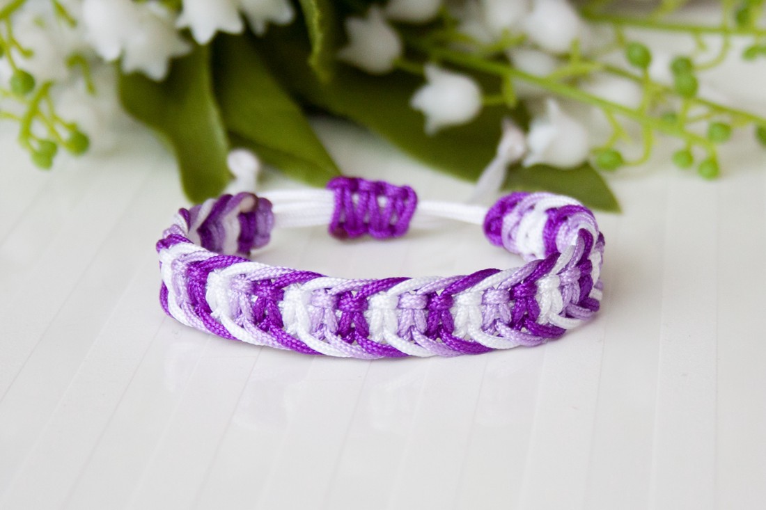 Brățară macramé împletită în trei culori - violet/alb -  - Artynos.ro