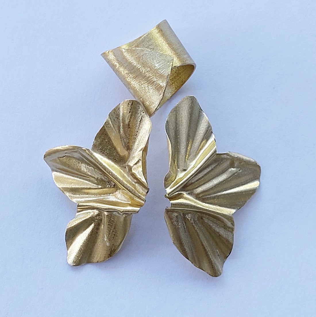 Cercei și inel cu petale speciale din alamă - bijuterii - seturi de bijuterii - Artynos.ro Cercei și inel cu petale speciale din alamă - bijuterii - seturi de bijuterii - Artynos.ro