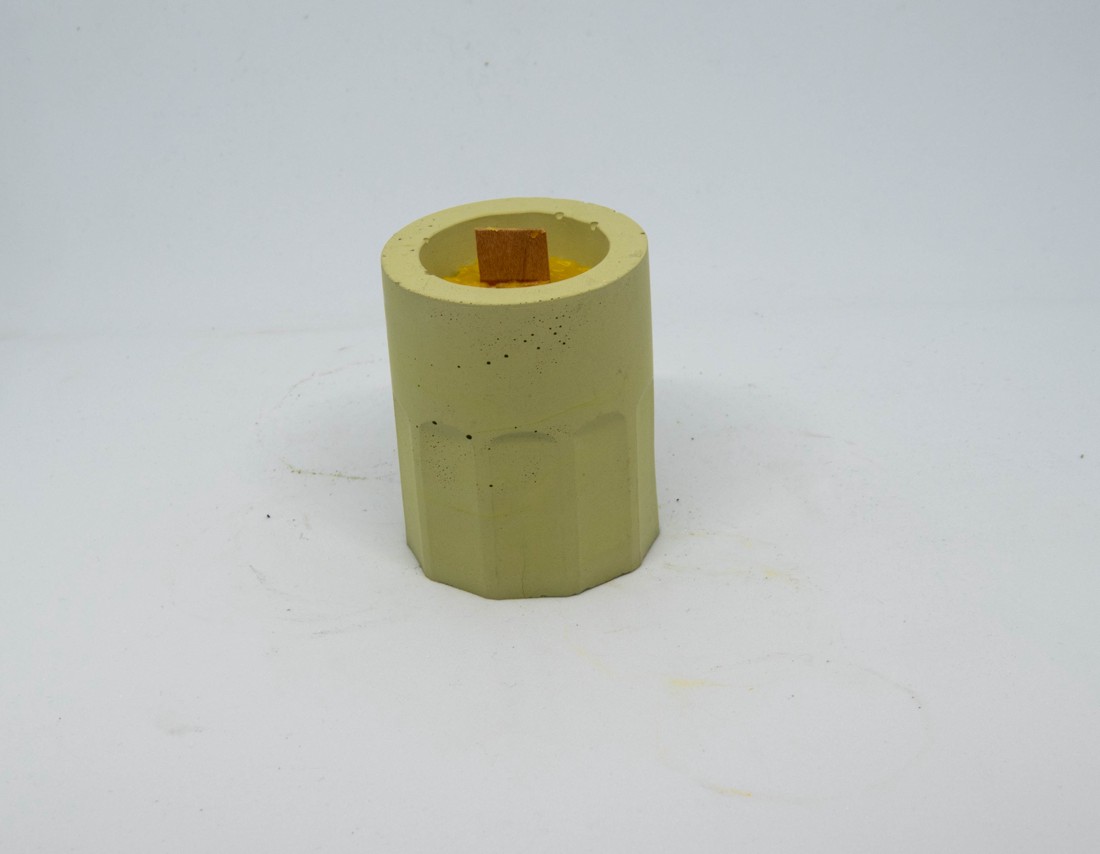 Lumânare de beton de culoare verde cu lingură de lemn -  - Artynos.ro