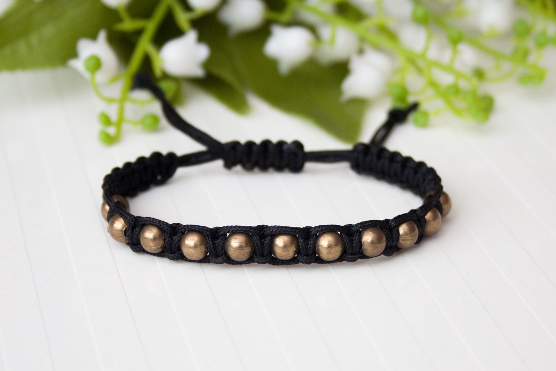 Brățară macramé împletită - Mărgele negru - - Artynos.ro Brățară macramé împletită - Mărgele negru - - Artynos.ro