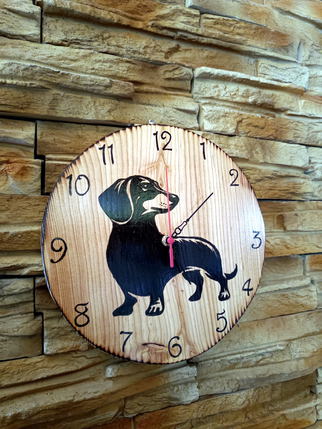 Ceas de perete din larice cu diametrul de 30 cm cu teckel - - Artynos.ro Ceas de perete din larice cu diametrul de 30 cm cu teckel - - Artynos.ro