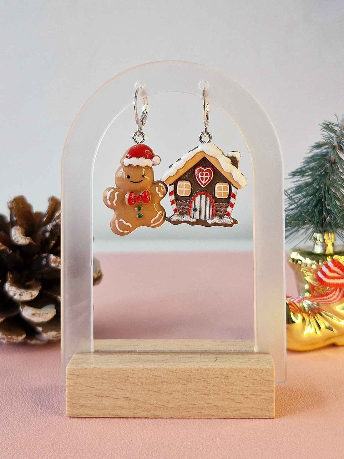 Cercei cu Omuletul de turta dulce și casa sa - bijuterii - cercei - cercei din rășină - Artynos.ro