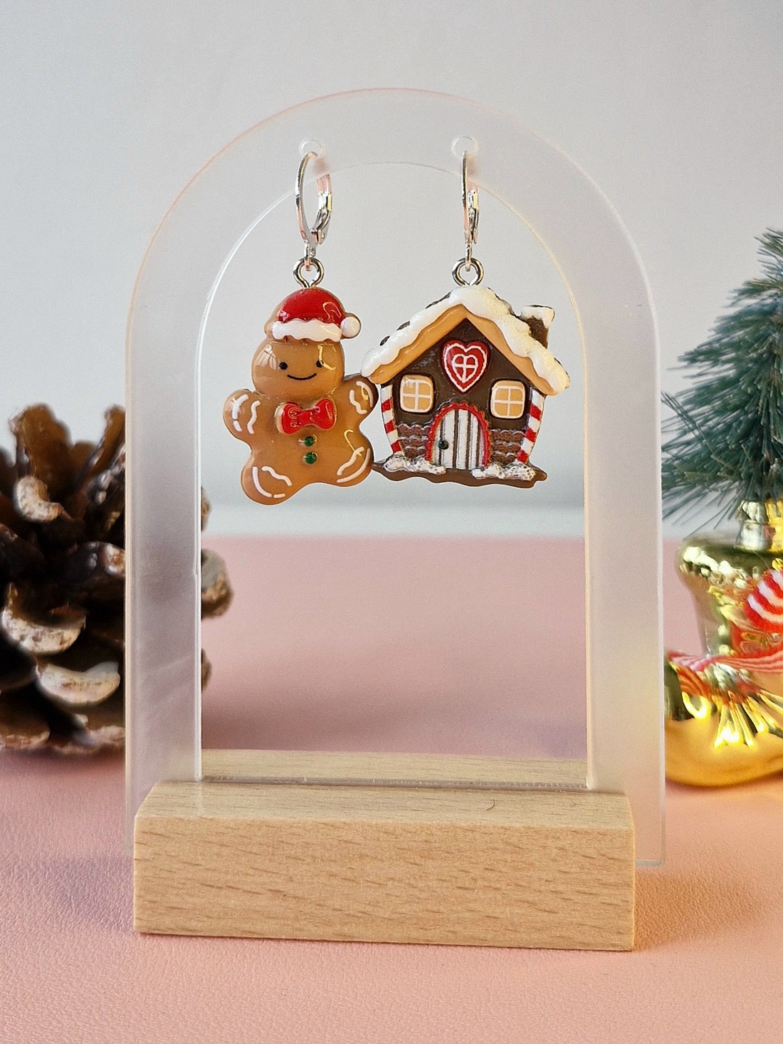 Cercei cu Omuletul de turta dulce și casa sa - bijuterii - cercei - cercei din rășină - Artynos.ro