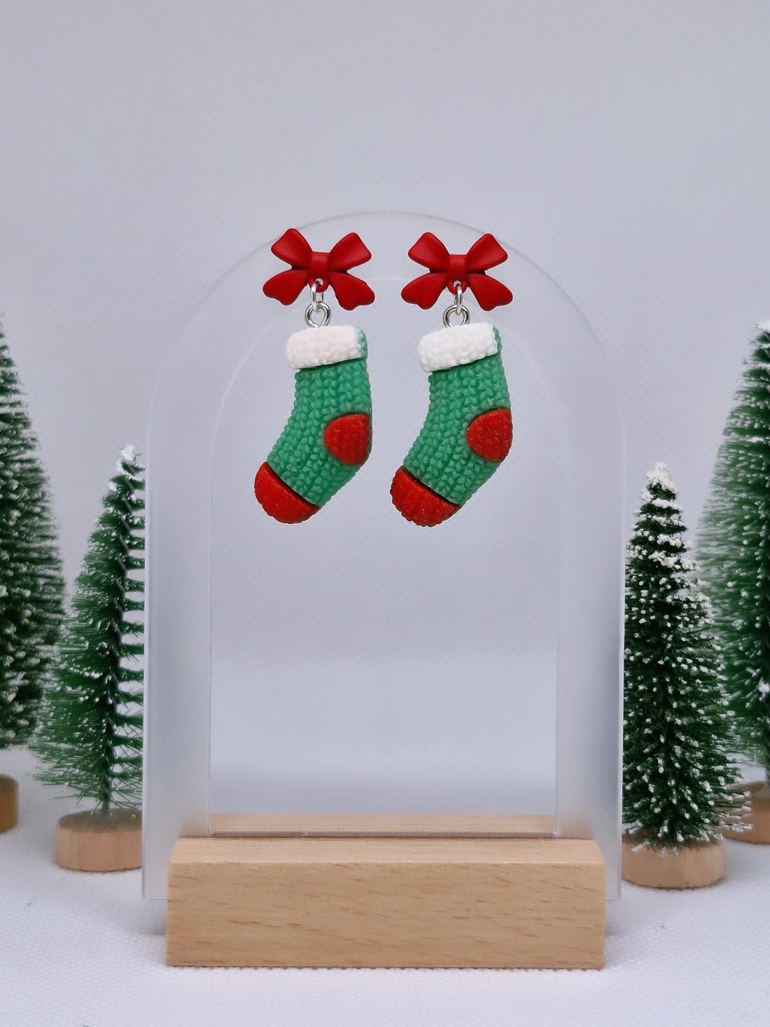 Cercei cu fundițe roșii și sosete verzi - crăciun - cadouri de moș crăciun - cadouri de moș crăciun - Artynos.ro