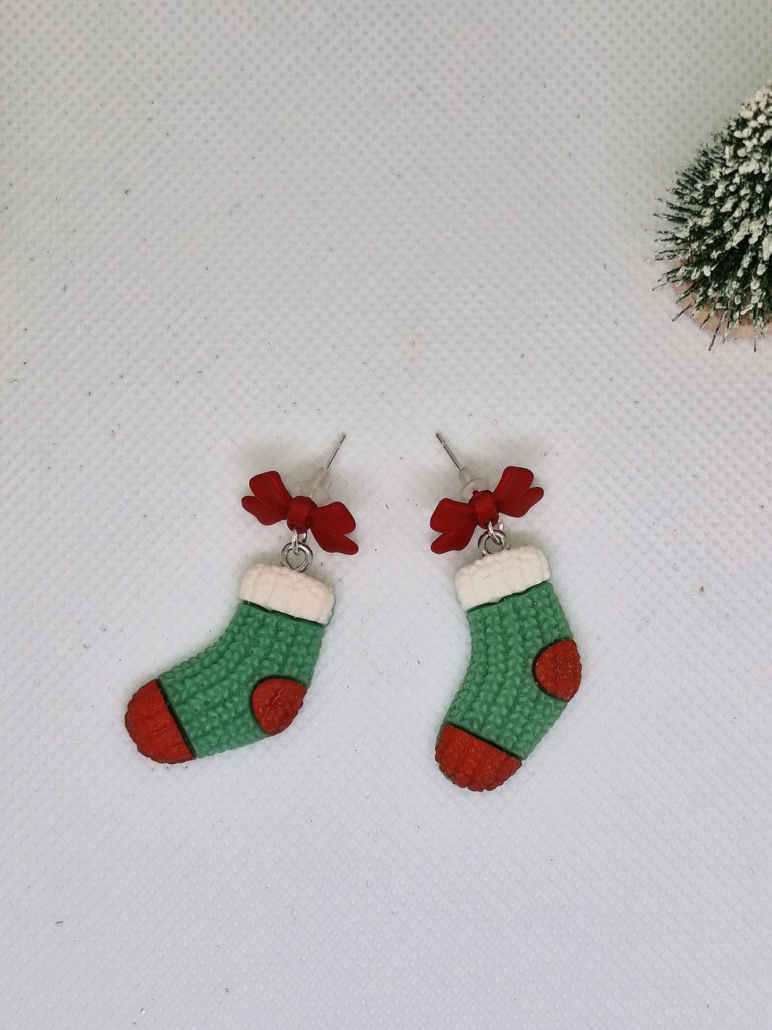 Cercei cu fundițe roșii și sosete verzi - crăciun - cadouri de moș crăciun - cadouri de moș crăciun - Artynos.ro