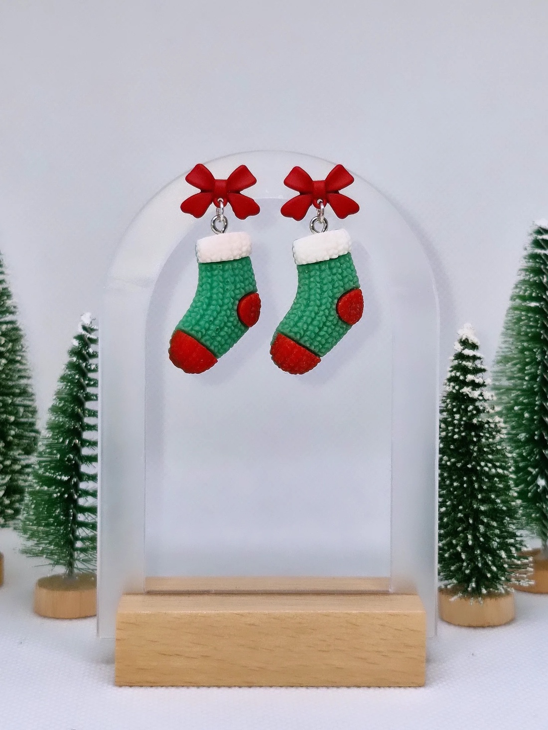 Cercei cu fundițe roșii și sosete verzi - crăciun - cadouri de moș crăciun - cadouri de moș crăciun - Artynos.ro