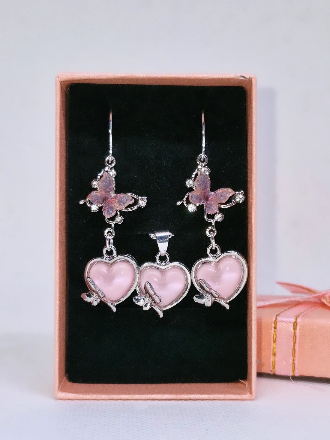 Set argint 925 cu fluturi și inimi roz - bijuterii - cercei - cercei din argint - Artynos.ro