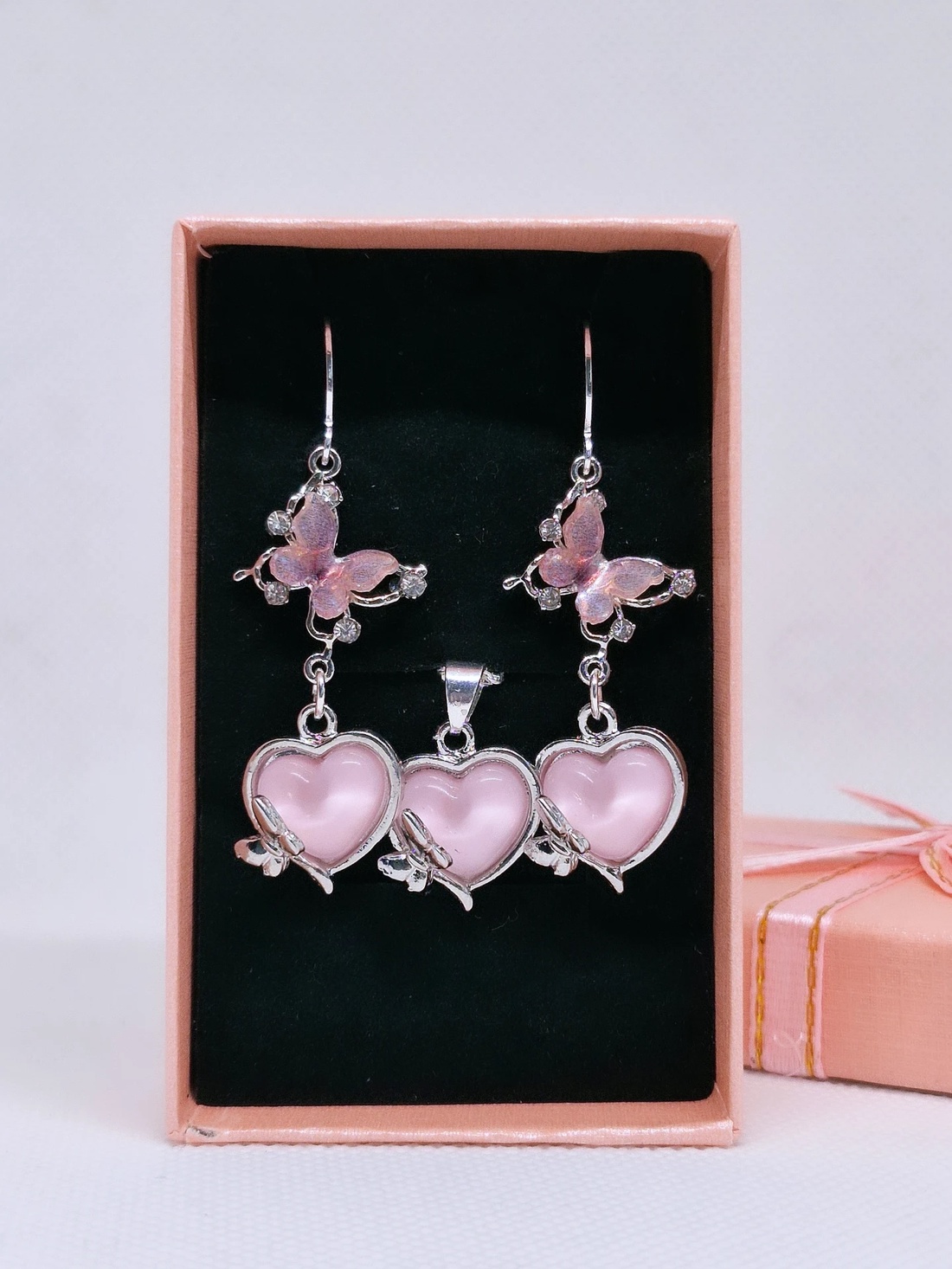 Set argint 925 cu fluturi și inimi roz - bijuterii - cercei - cercei din argint - Artynos.ro