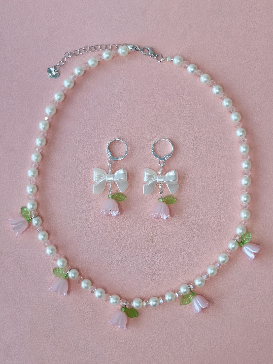 Set colier și cercei cu perle și lalele roz  - bijuterii - mărțișor - Artynos.ro