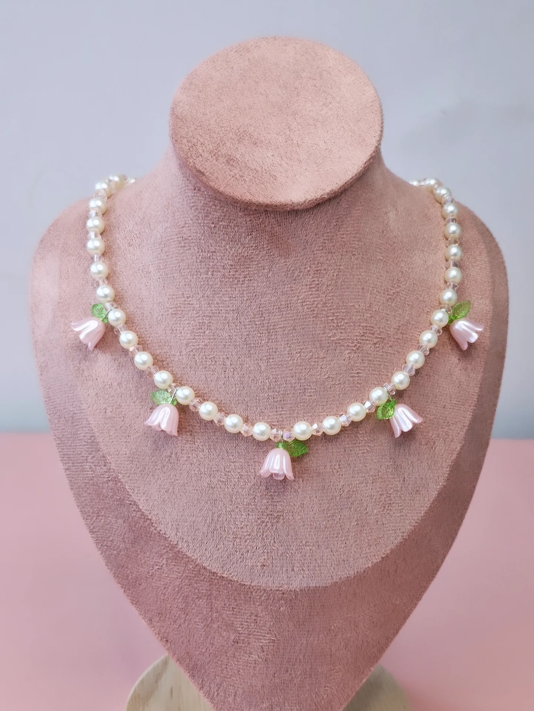 Colier cu perle și lalele roz  - bijuterii - coliere - coliere din mărgele - Artynos.ro