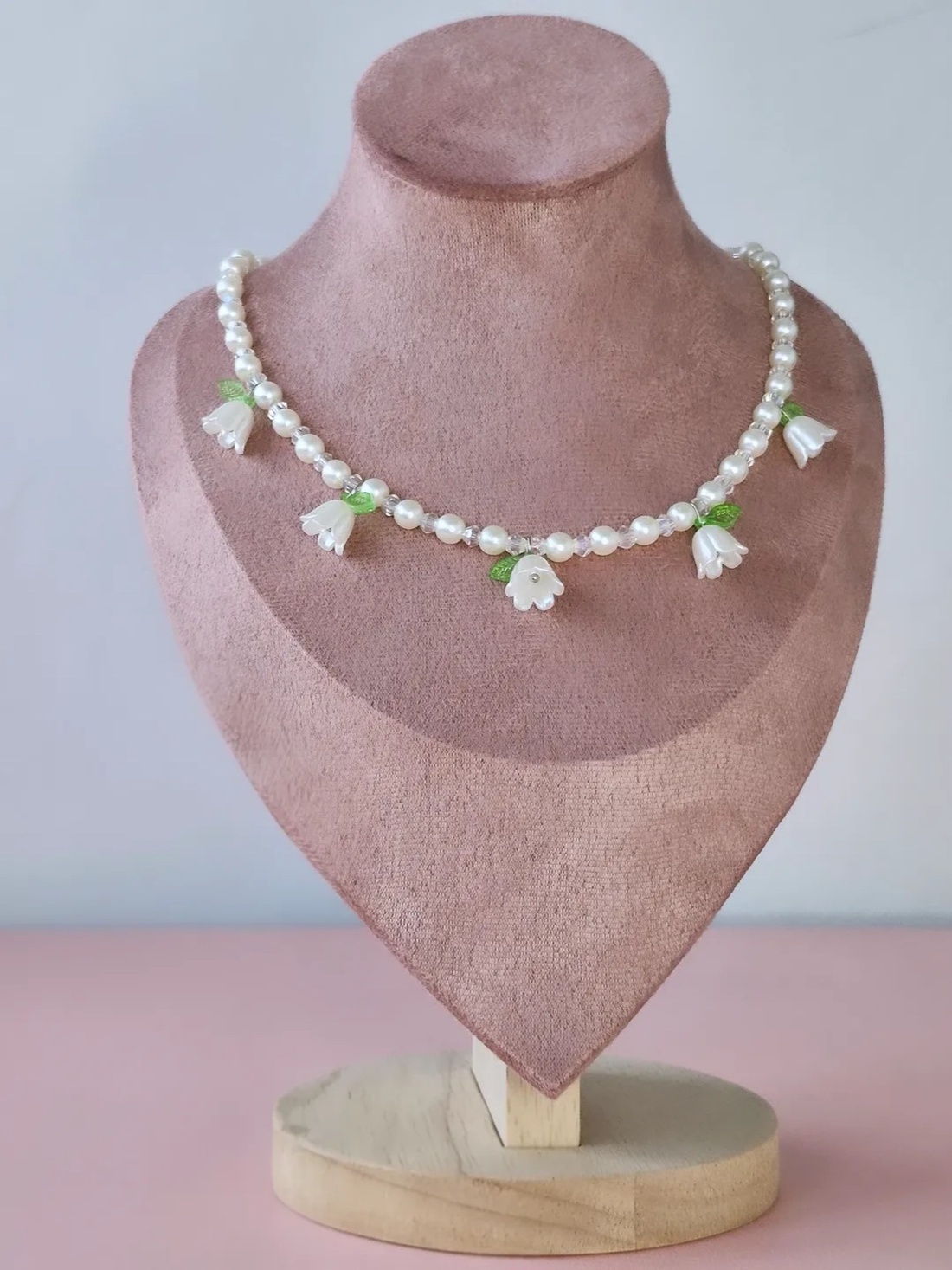Colier Puritas cu perle și lalele albe - bijuterii - coliere - coliere din mărgele - Artynos.ro
