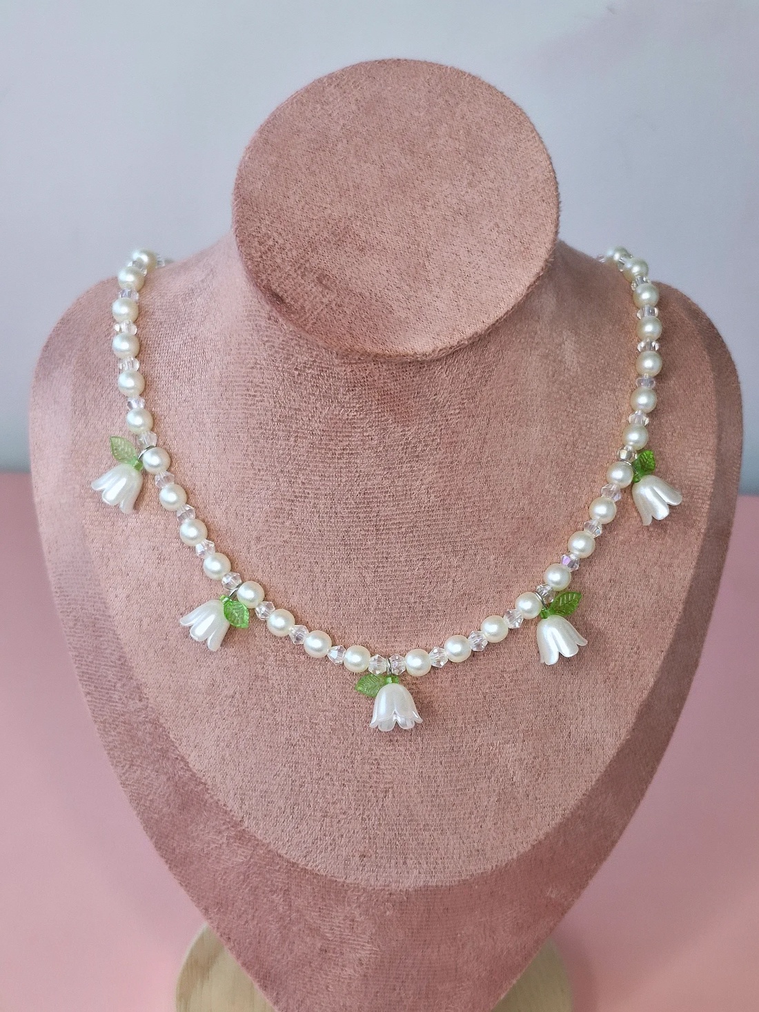 Set Puritas cu perle și lalele albe - bijuterii - mărțișor - Artynos.ro