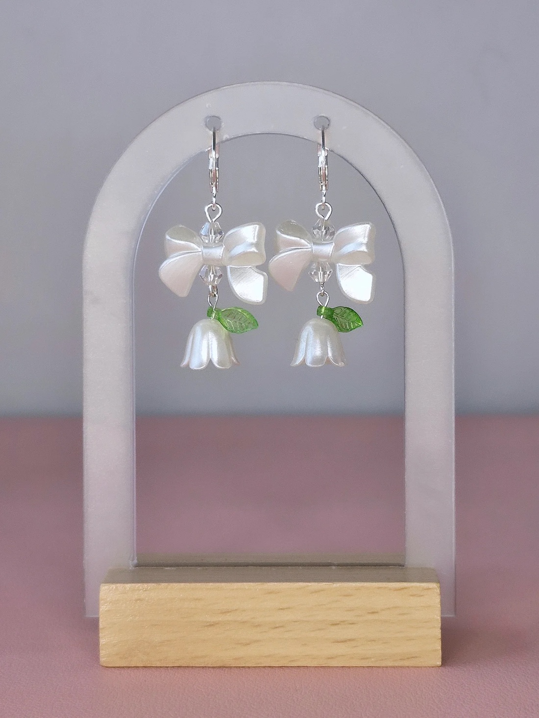 Set Puritas cu perle și lalele albe - bijuterii - mărțișor - Artynos.ro