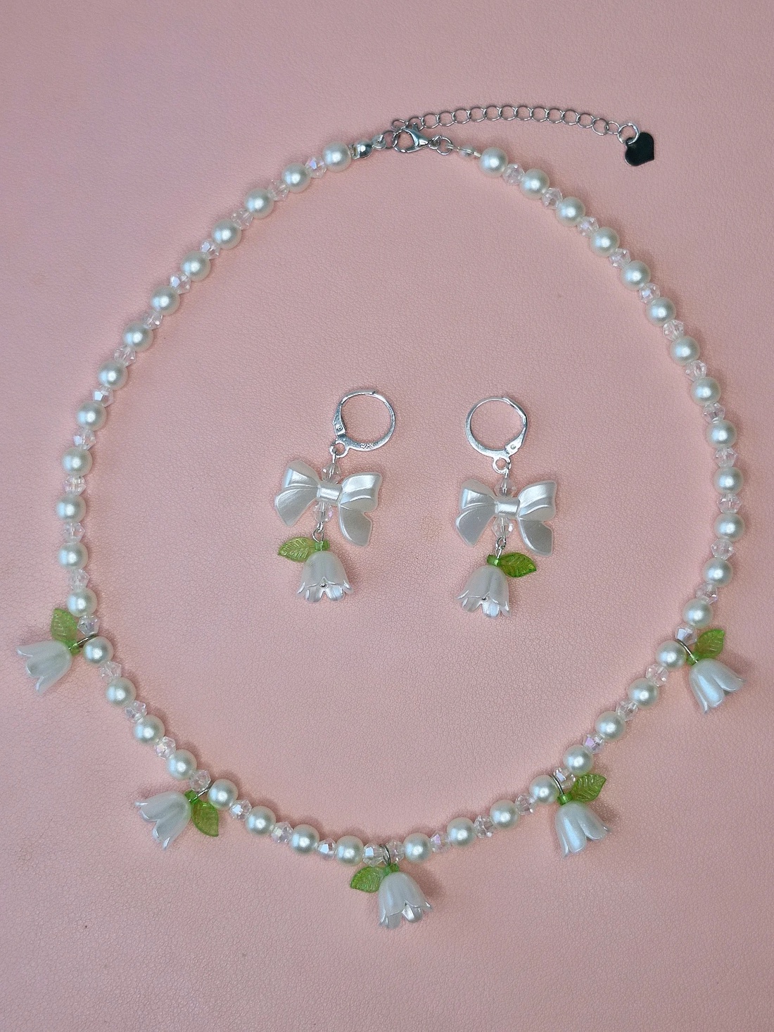 Set Puritas cu perle și lalele albe - bijuterii - mărțișor - Artynos.ro