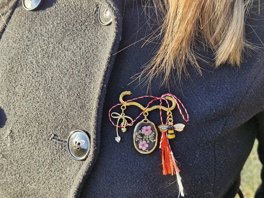 Mărțișor tip brosă cu flori presate roz - bijuterii - mărțișor - Artynos.ro