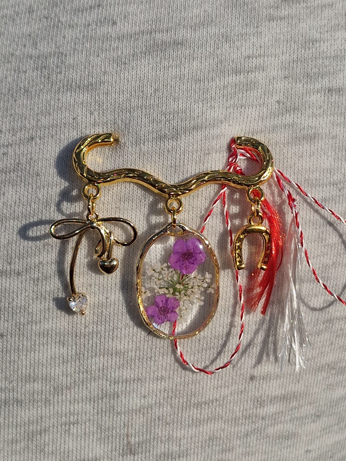 Mărțișor tip brosă cu flori presate mov - bijuterii - mărțișor - Artynos.ro