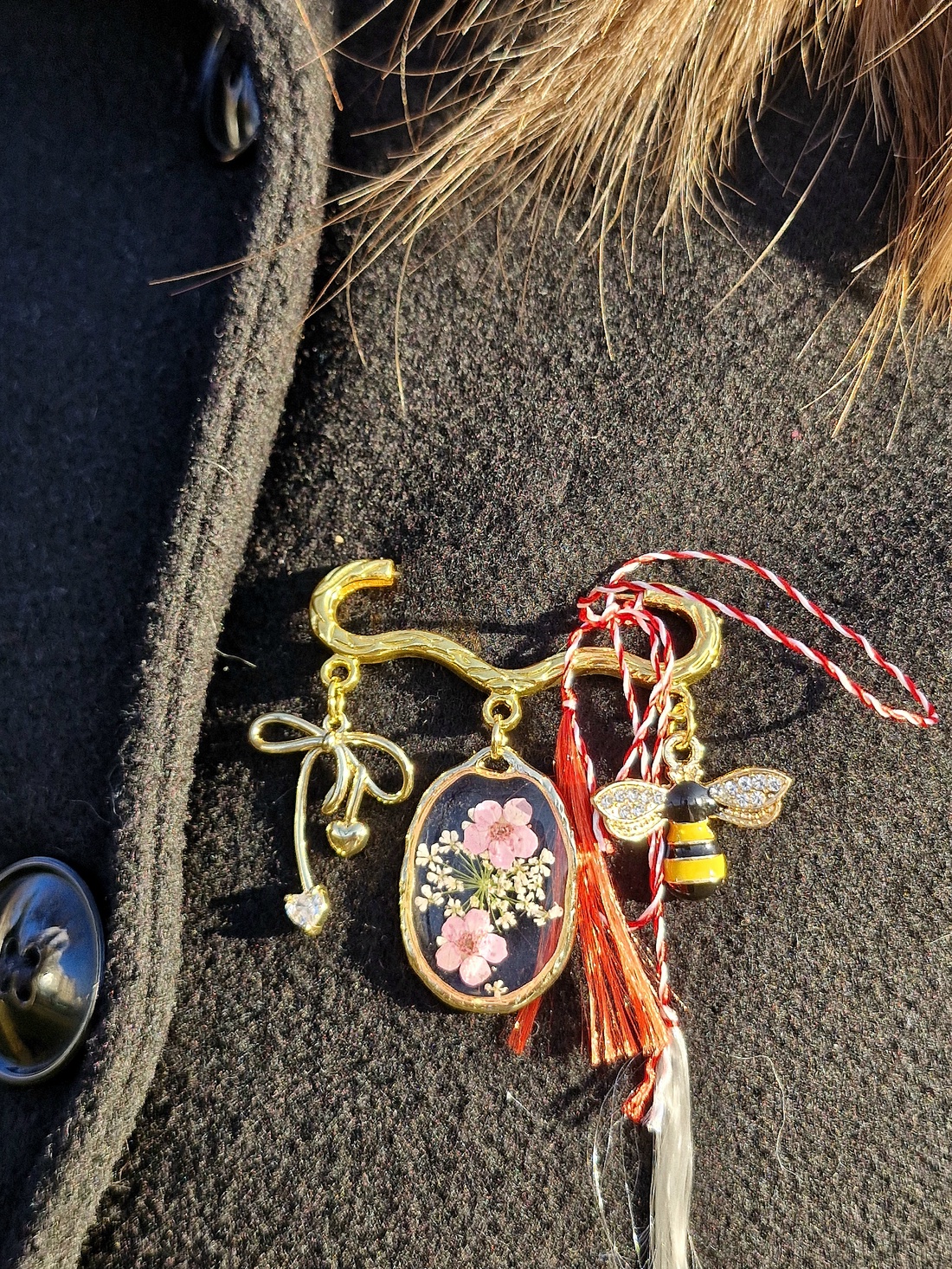 Mărțișor tip brosă cu flori presate roz - bijuterii - mărțișor - Artynos.ro