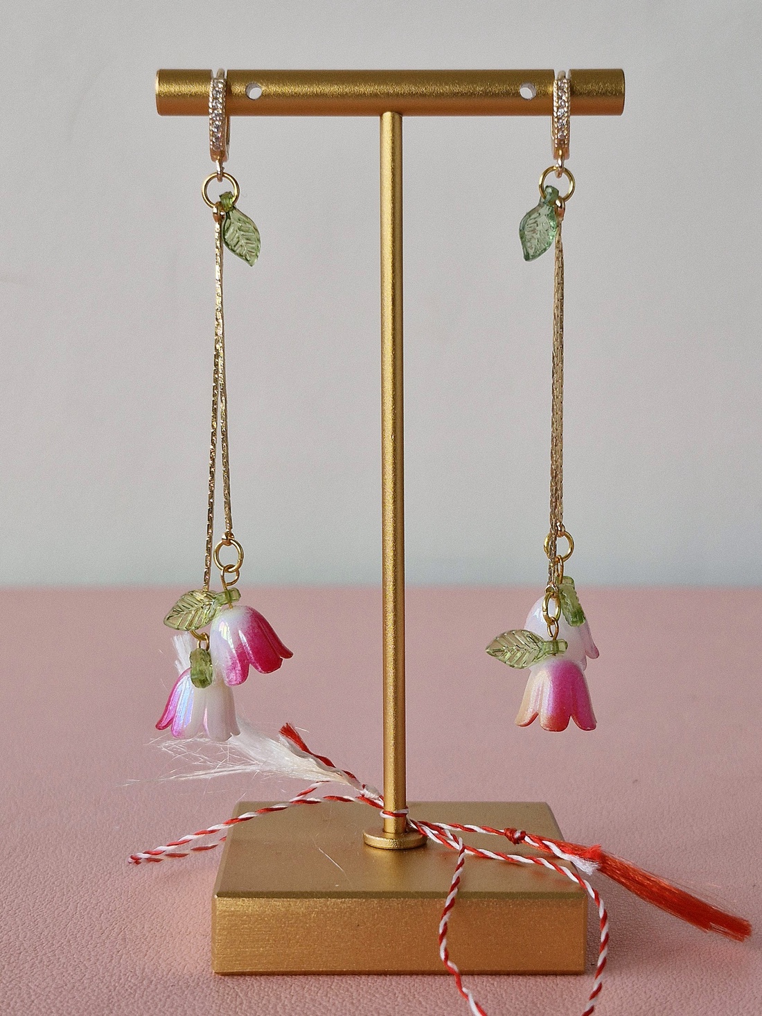 Cercei Vestirea Primăverii cu lalele albe cu nuanțe roz - bijuterii - mărțișor - Artynos.ro