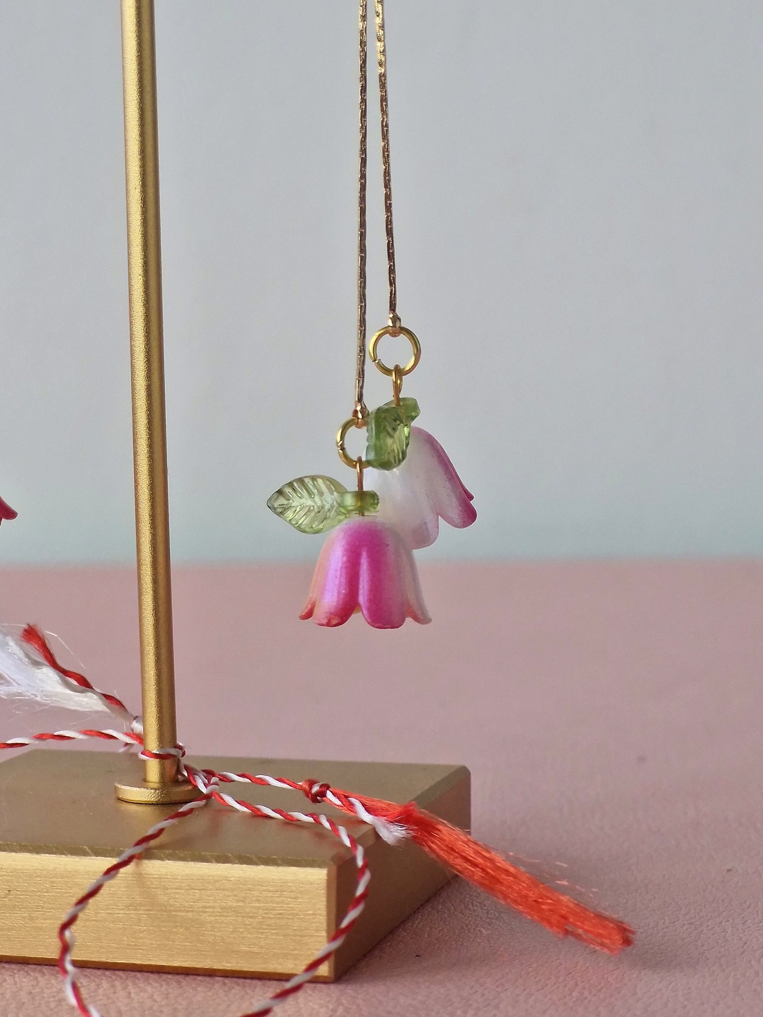 Cercei Vestirea Primăverii cu lalele albe cu nuanțe roz - bijuterii - mărțișor - Artynos.ro