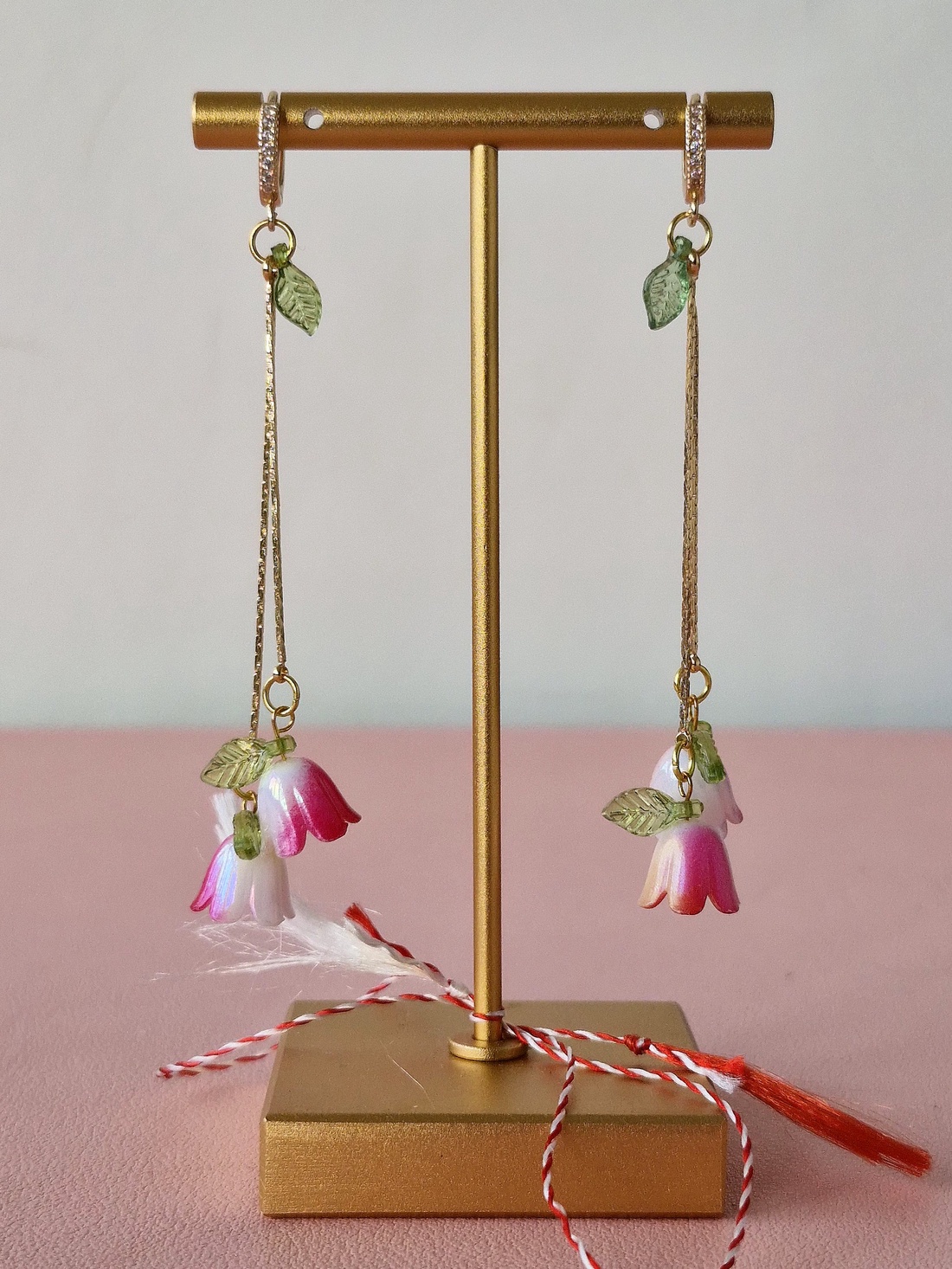 Cercei Vestirea Primăverii cu lalele albe cu nuanțe roz - bijuterii - mărțișor - Artynos.ro