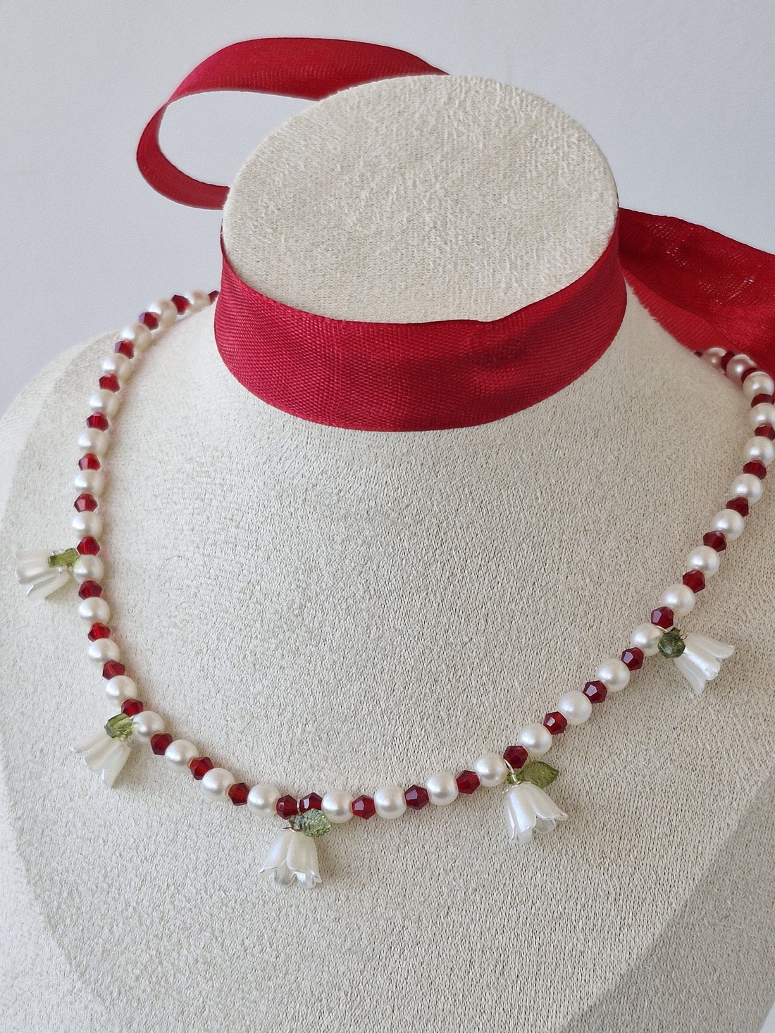 Colier Mărțișor cu mărgele roșii și lalele albe - bijuterii - mărțișor - Artynos.ro