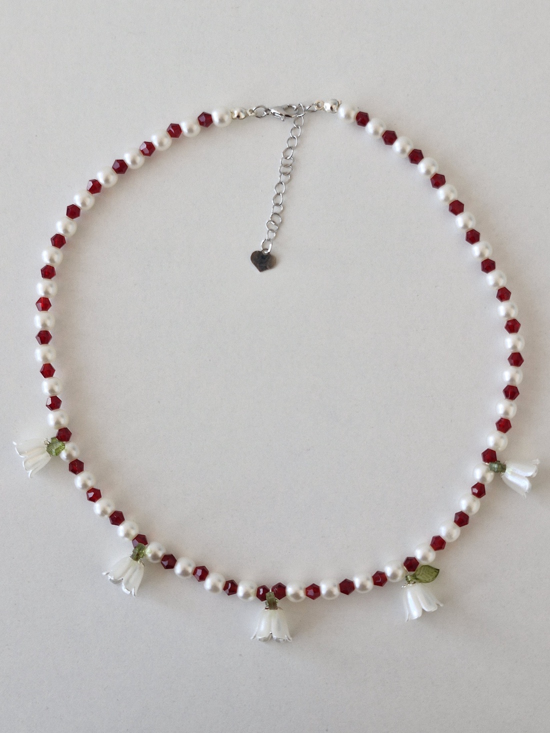 Colier Mărțișor cu mărgele roșii și lalele albe - bijuterii - mărțișor - Artynos.ro