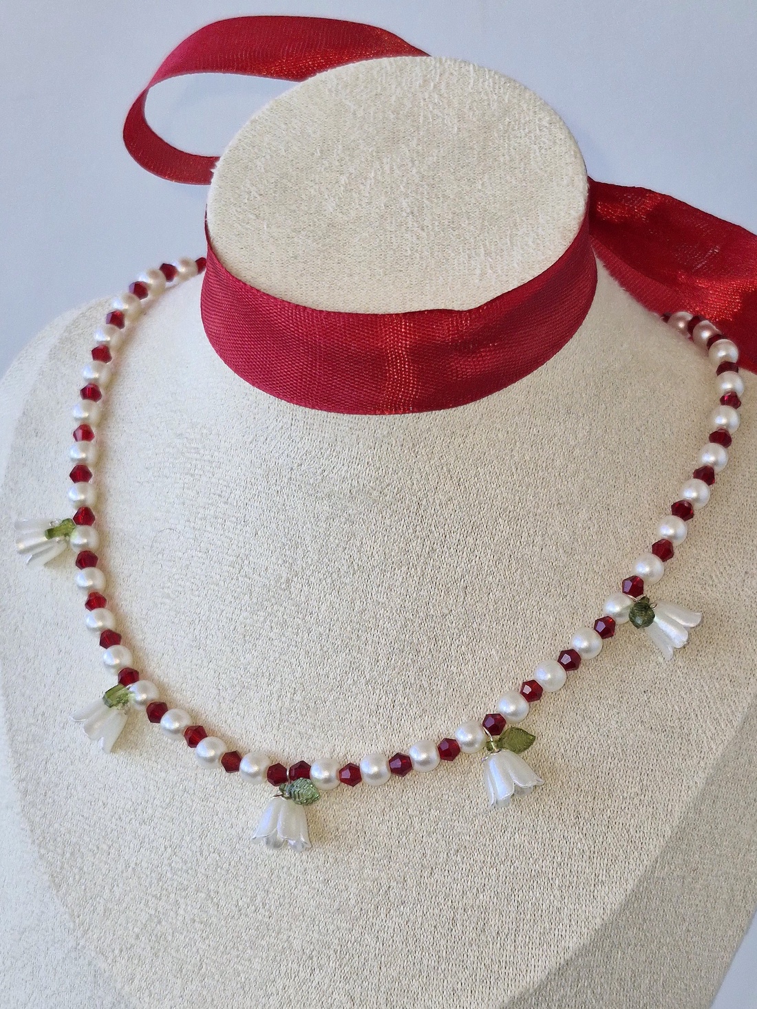 Colier Mărțișor cu mărgele roșii și lalele albe - bijuterii - mărțișor - Artynos.ro