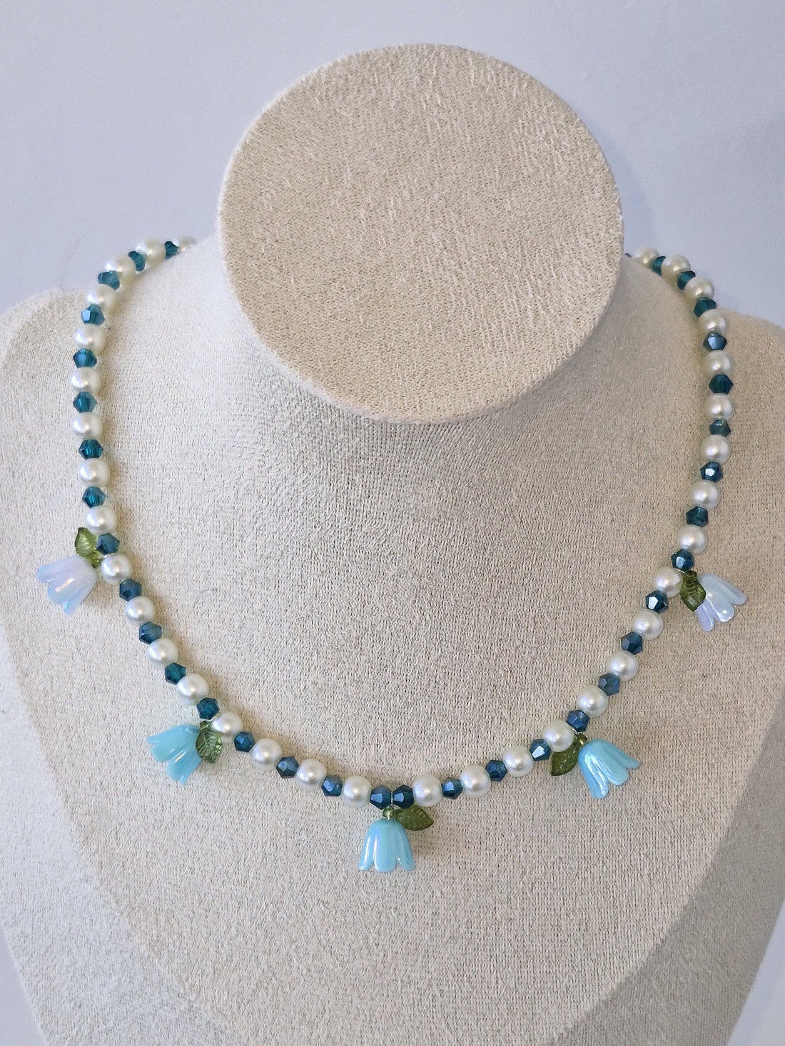 Colier Vis albastru cu fundițe și lalele albastre - bijuterii - mărțișor - Artynos.ro