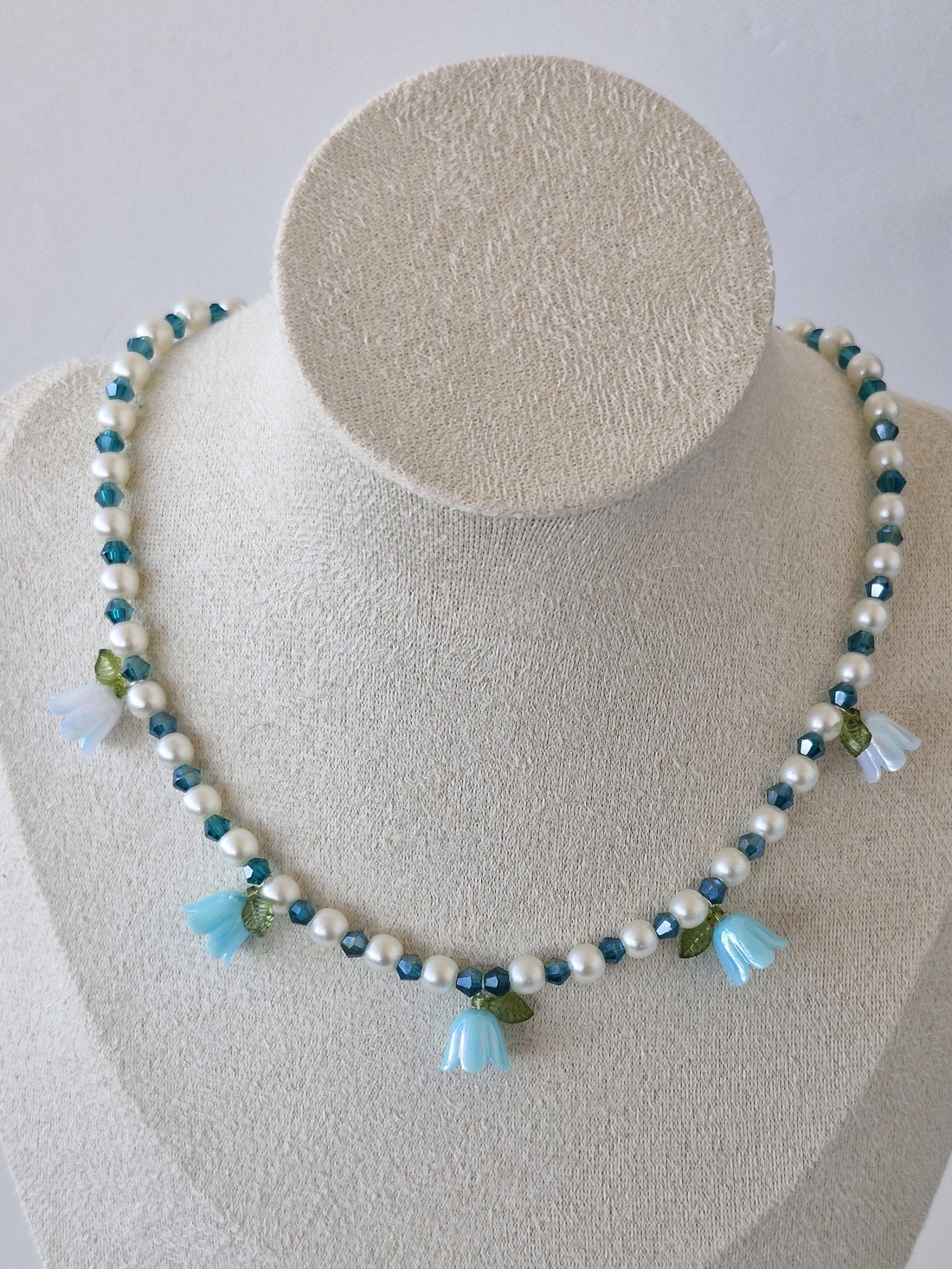 Colier Vis albastru cu fundițe și lalele albastre - bijuterii - mărțișor - Artynos.ro