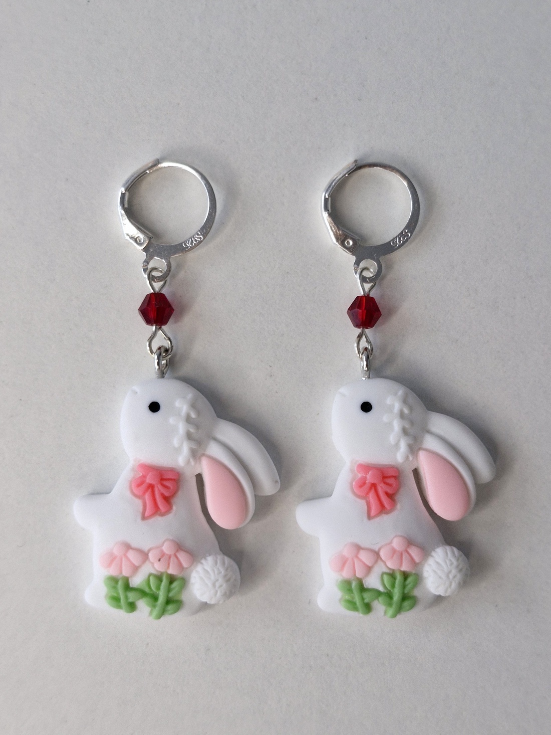 Cercei de Paște cu iepurași albi - decor de sărbători - decorațiuni de paște - iepuraș de paște - Artynos.ro