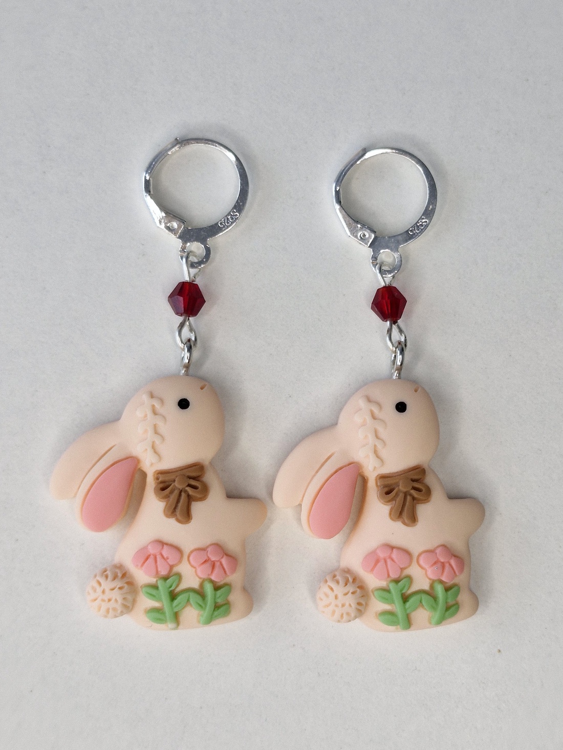 Cercei de Paște cu iepurași roz piersică - decor de sărbători - decorațiuni de paște - iepuraș de paște - Artynos.ro