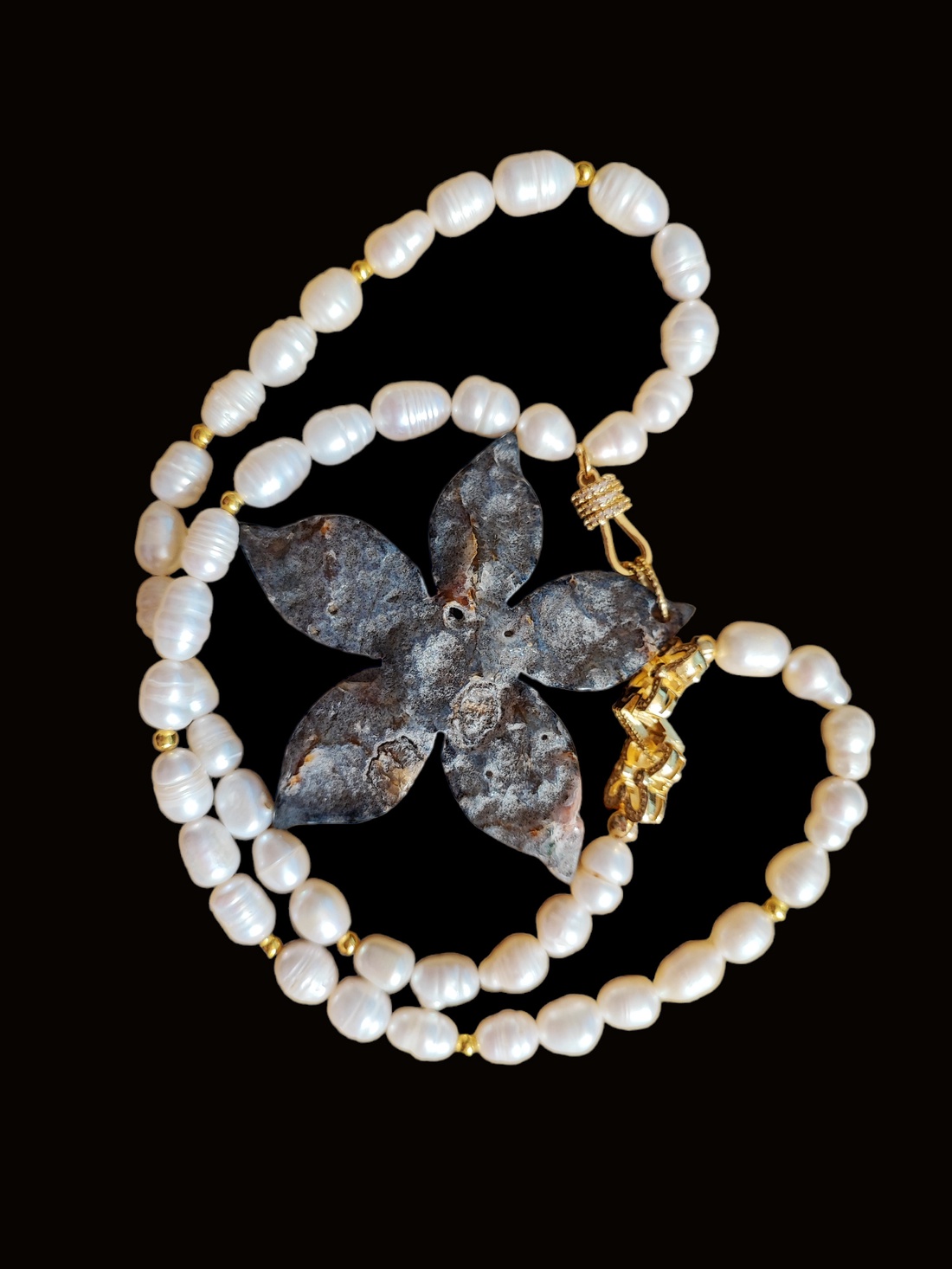 Colier perle de cultura si floare de agat maro - bijuterii - coliere - coliere de perle - Artynos.ro