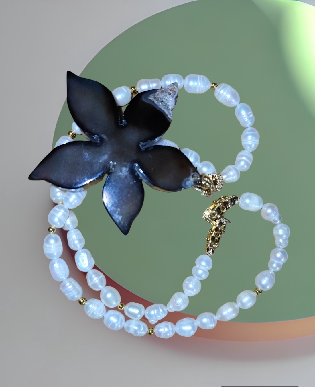 Colier perle de cultura si floare de agat maro - bijuterii - coliere - coliere de perle - Artynos.ro