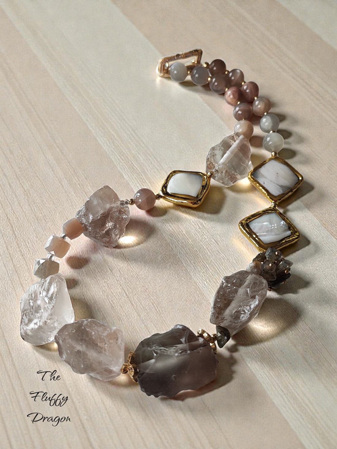 Colier unicat, brutalist, piatra lunii, cuart brut, perle cultura - bijuterii - coliere - coliere din pietre semiprețioase - Artynos.ro