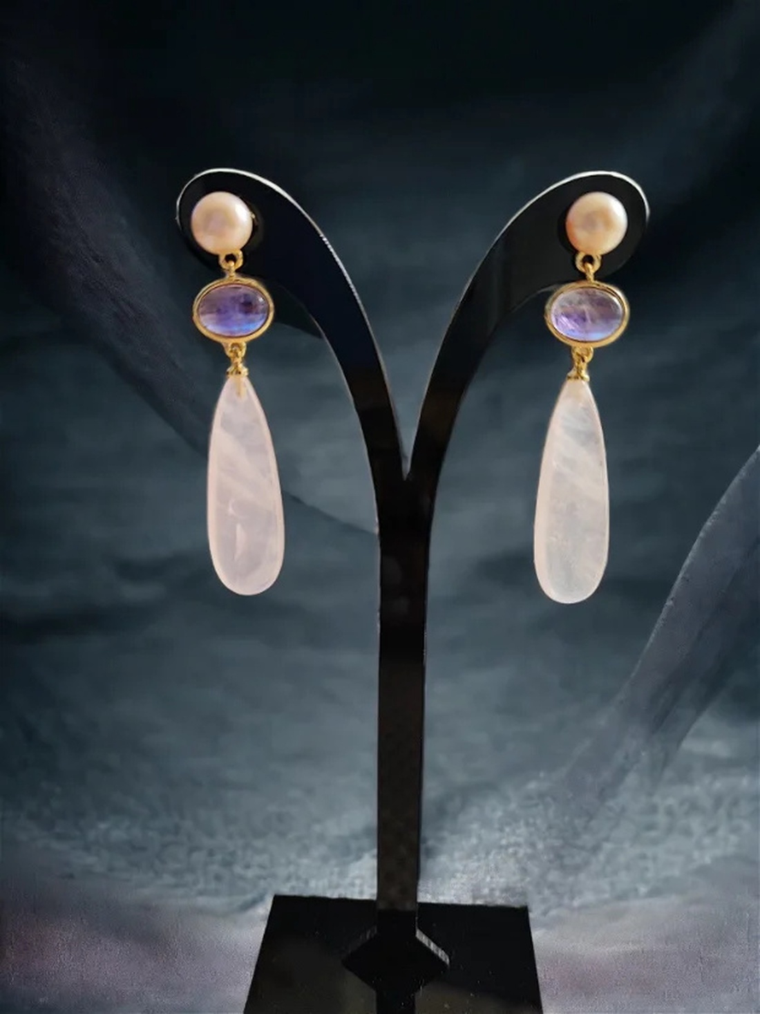 Cercei cu surub, lungi cu cuart roz, ametist si perla naturala - bijuterii - cercei - cercei din pietre semiprețioase - Artynos.ro