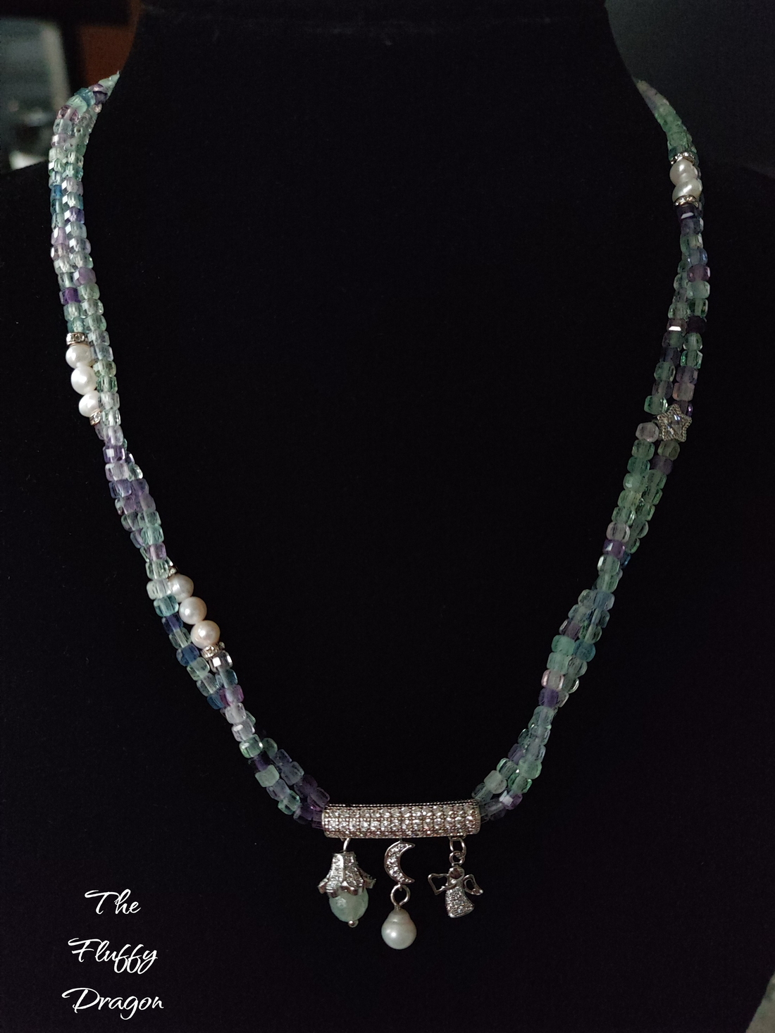 Colier finut la baza gatului din fluorit si perle de cultura - bijuterii - coliere - coliere din pietre semiprețioase - Artynos.ro
