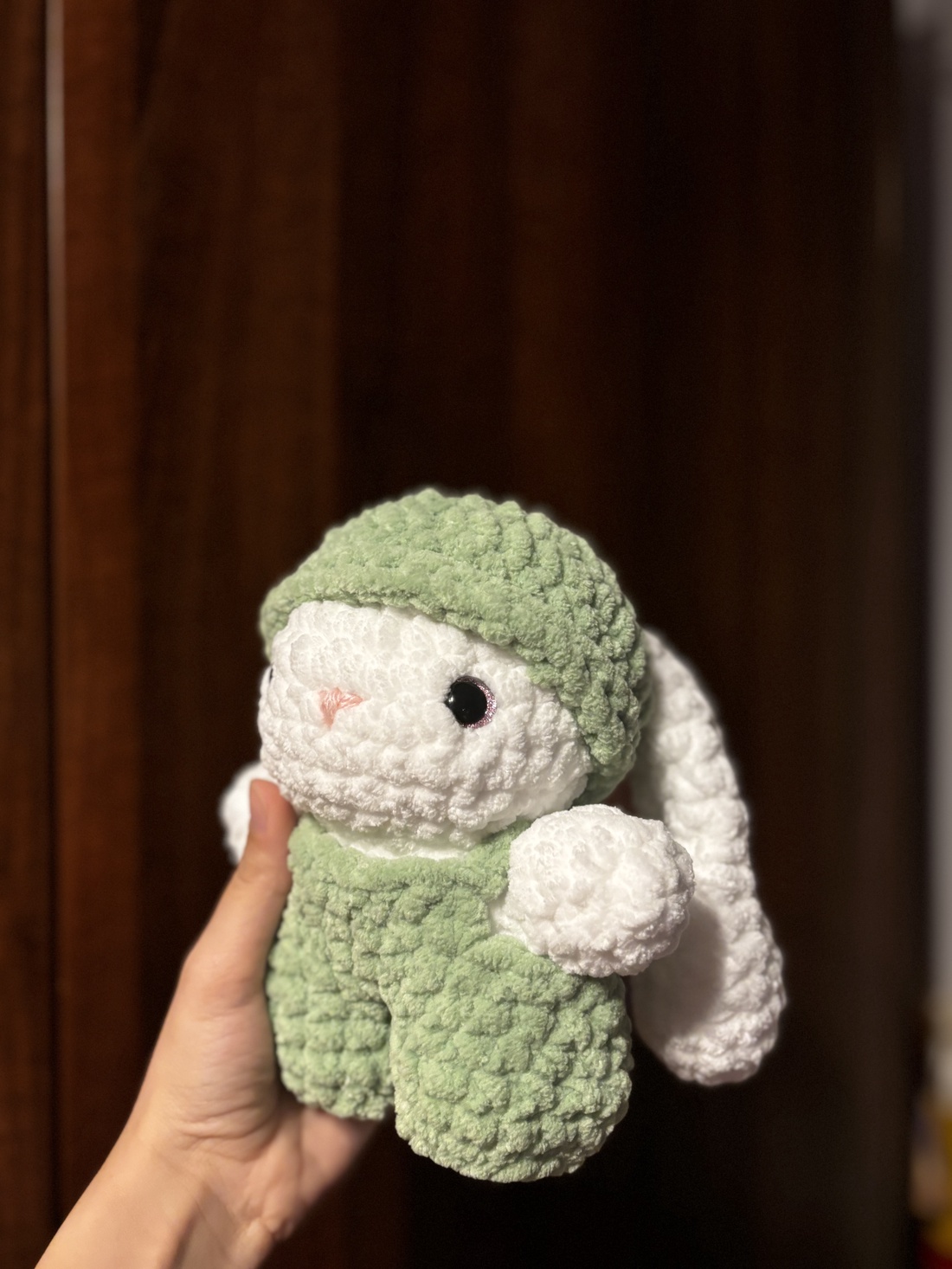 Iepuraș de paște în salopetă - decor de sărbători - decorațiuni de paște - iepuraș de paște - Artynos.ro