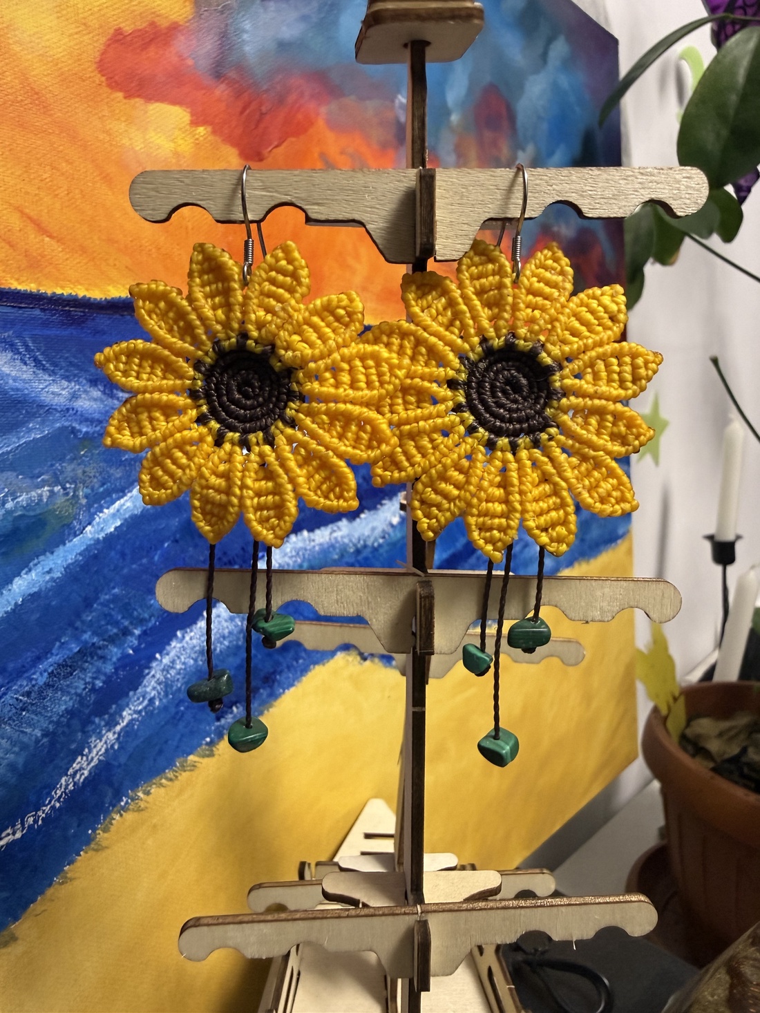 Cercei Floarea-Soarelui din Micromacramé cu Malachit Natural - bijuterii - cercei - cercei din pietre semiprețioase - Artynos.ro