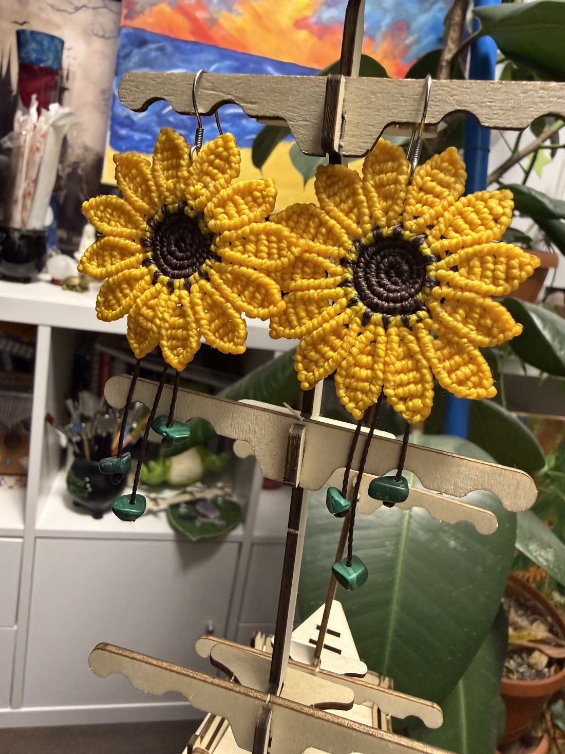 Cercei Floarea-Soarelui din Micromacramé cu Malachit Natural - bijuterii - cercei - cercei din pietre semiprețioase - Artynos.ro