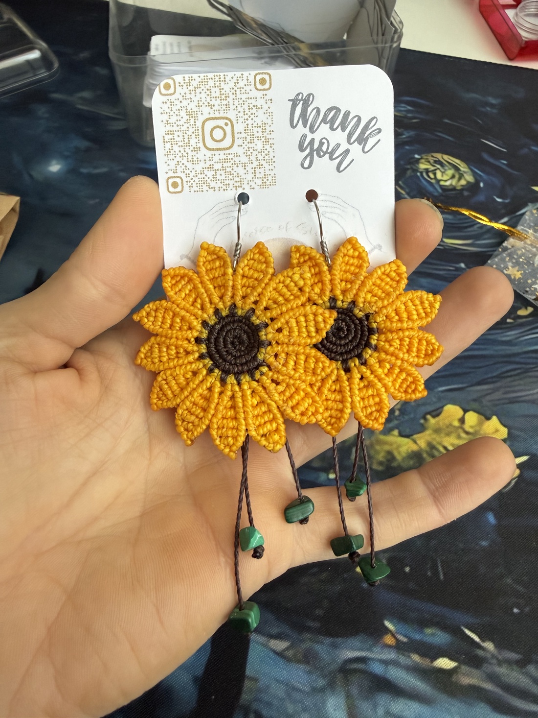 Cercei Floarea-Soarelui din Micromacramé cu Malachit Natural - bijuterii - cercei - cercei din pietre semiprețioase - Artynos.ro