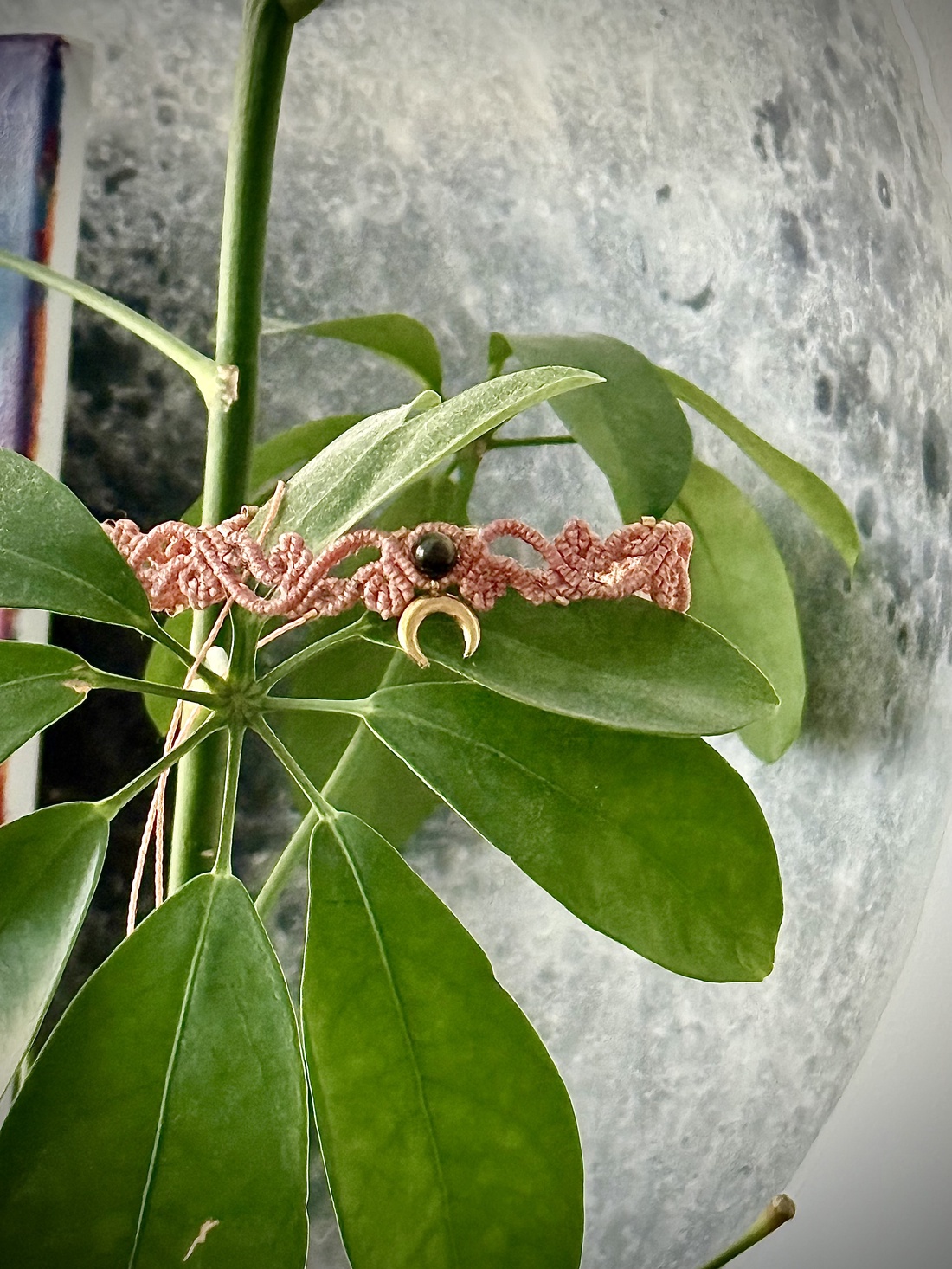 Esența Feminității: Choker Celestial cu Ochi de Soim  și Simbolul Lunii  - bijuterii - coliere - chockere - Artynos.ro