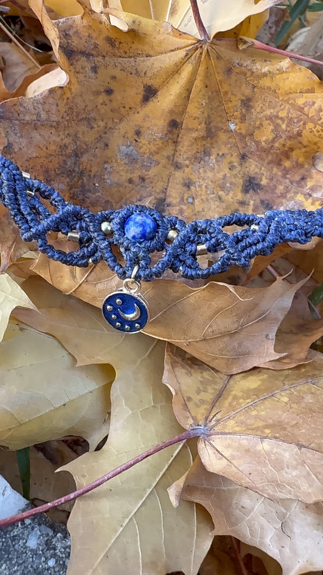 Colier artizanal cu sodalit natural și simbol lunar - bijuterii - coliere - chockere - Artynos.ro