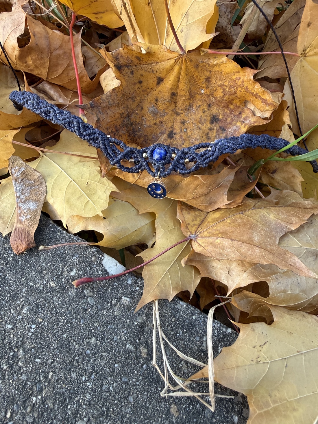 Colier artizanal cu sodalit natural și simbol lunar - bijuterii - coliere - chockere - Artynos.ro