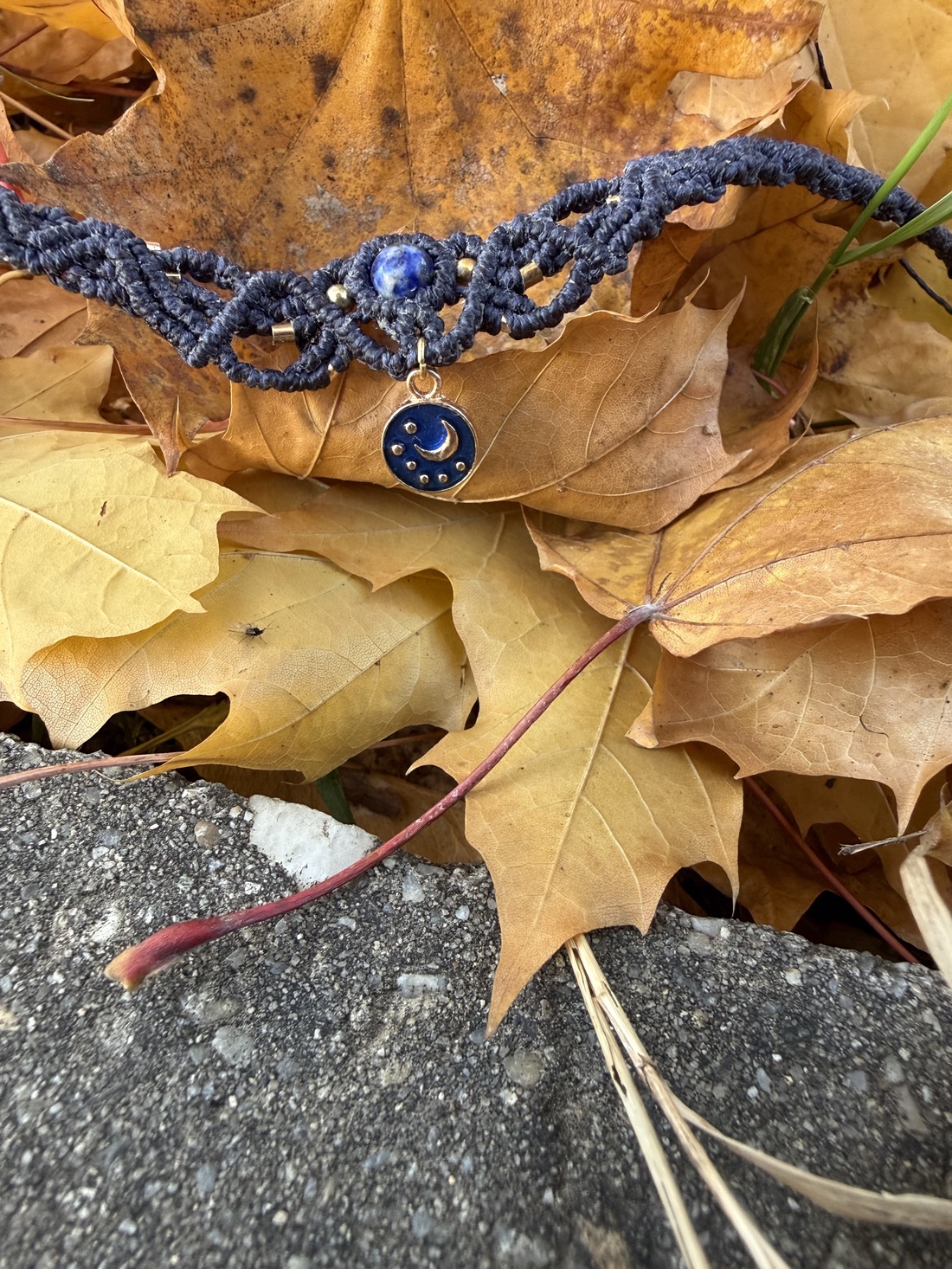 Colier artizanal cu sodalit natural și simbol lunar - bijuterii - coliere - chockere - Artynos.ro