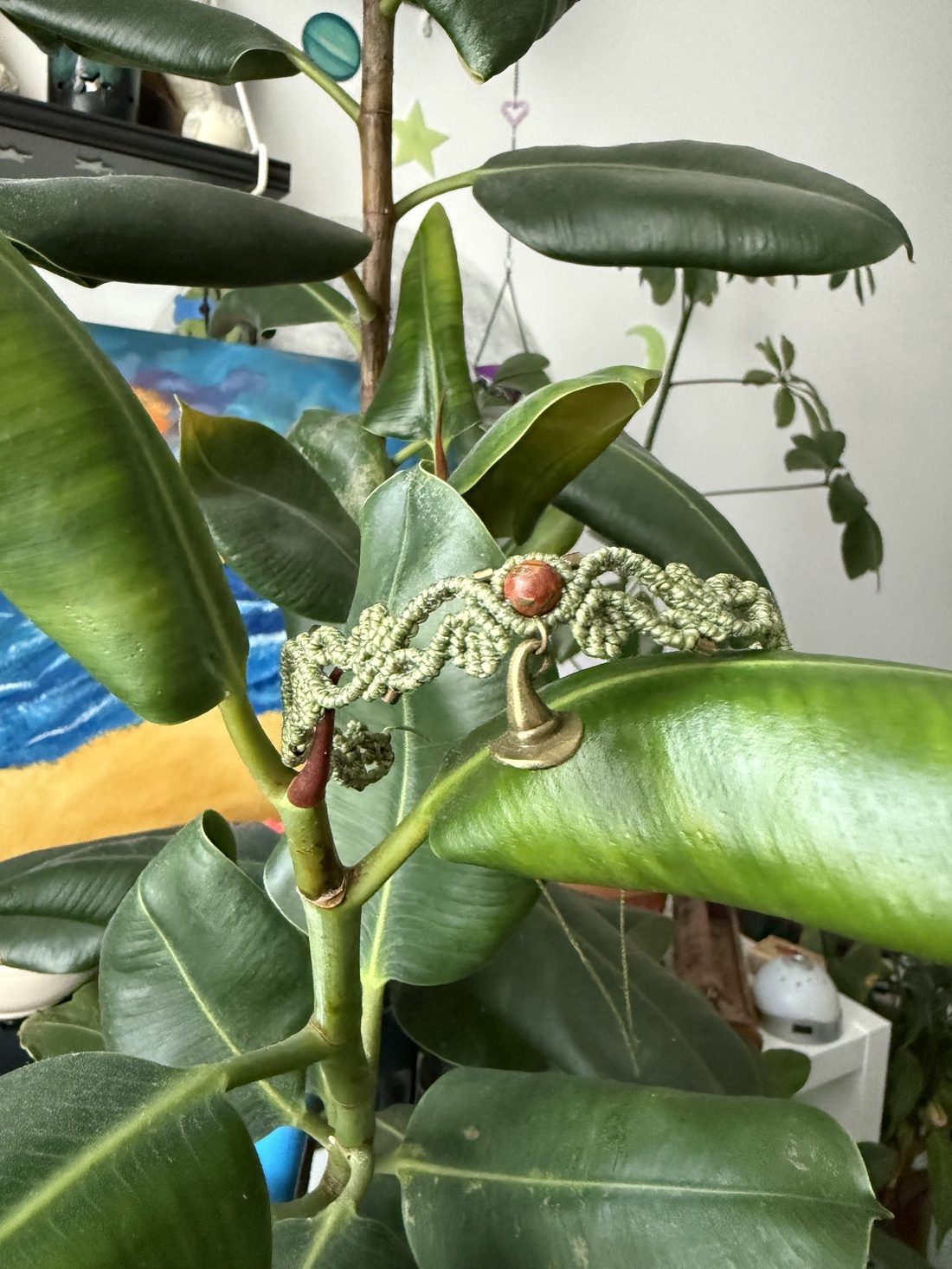 Choker artizanal din micromacramé cu jasp roșu și pandantiv palaria vrăjitoriei  - bijuterii - coliere - chockere - Artynos.ro