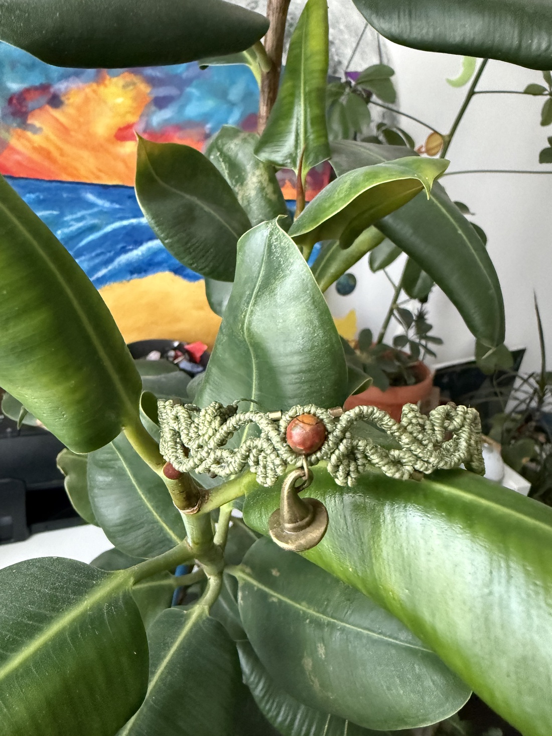 Choker artizanal din micromacramé cu jasp roșu și pandantiv palaria vrăjitoriei  - bijuterii - coliere - chockere - Artynos.ro